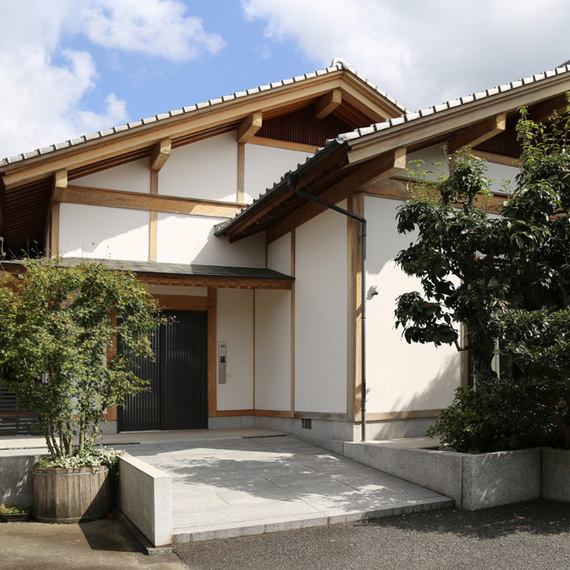 01-外壁を杉板と漆喰で仕上げた平屋建て日本建築の家-福岡県朝倉市柿原_2518-980