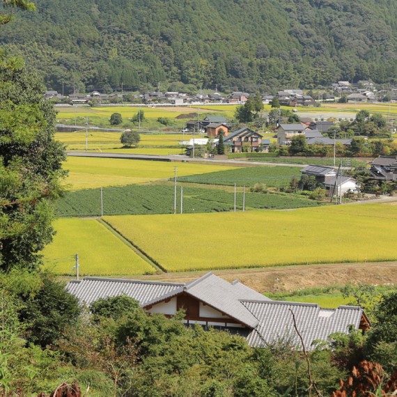 000_03-デッキからの眺めを楽しむ小高い丘に建つ家-福岡県朝倉市日向石_2048-1900