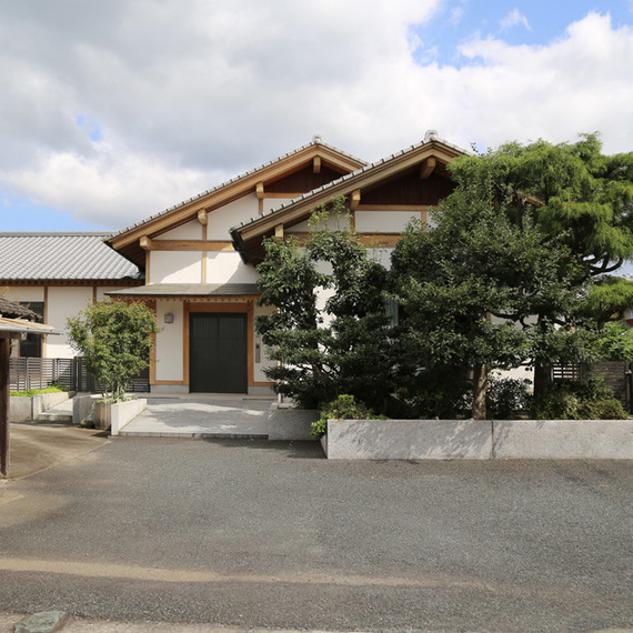 01-外壁を杉板と漆喰で仕上げた平屋建て日本建築の家-福岡県朝倉市柿原_2497-980