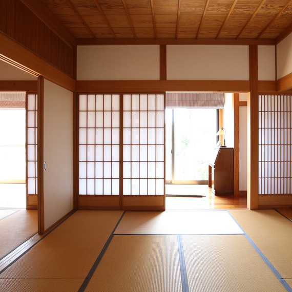 01-外壁を杉板と漆喰で仕上げた平屋建て日本建築の家-福岡県朝倉市柿原_2559-980