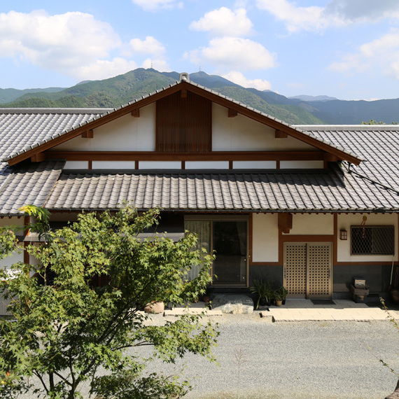 03-デッキからの眺めを楽しむ小高い丘に建つ家-福岡県朝倉市日向石_2062-980