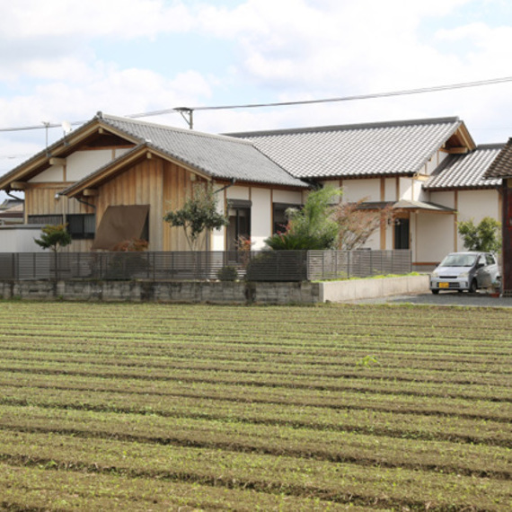 01-外壁を杉板と漆喰で仕上げた平屋建て日本建築の家-福岡県朝倉市柿原_2503-645