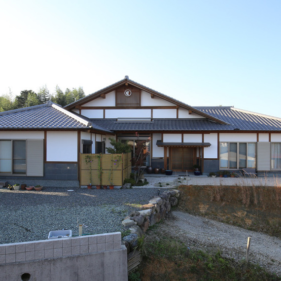 01-無垢の大梁と大柱で組み上げた仕切りのない大空間の家-福岡県飯塚市鯰田_4037-980-653