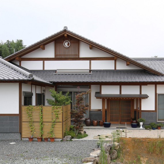 000_1874-01-無垢の大梁と大柱で組み上げた仕切りのない大空間の家-福岡県飯塚市鯰田-1900