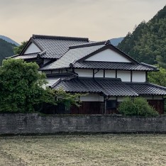 伝統受継ぐ日本家屋　雨風も安心！　　屋根工事・サッシ他リフォーム　朝倉市T様邸　サムネイル